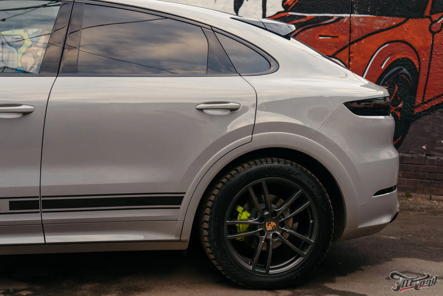 Цветные ремни, окрас суппортов и оклейка лобового стекла на Porsche Cayenne